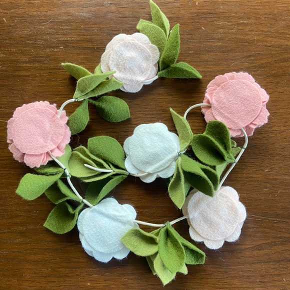 Handmade Wool Felt Flower Garland - Picture 4 of 4